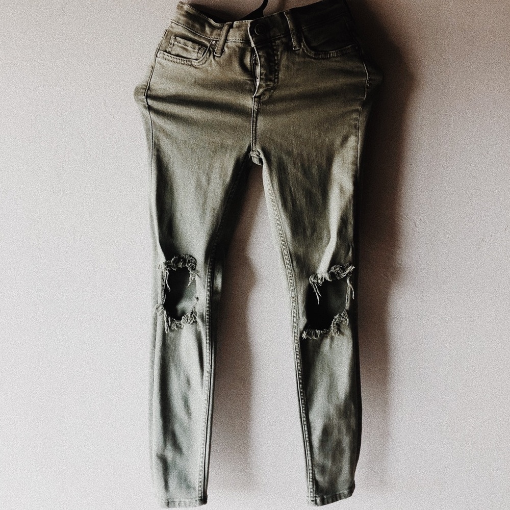 FREE PEOPLE olive busted knee jeans